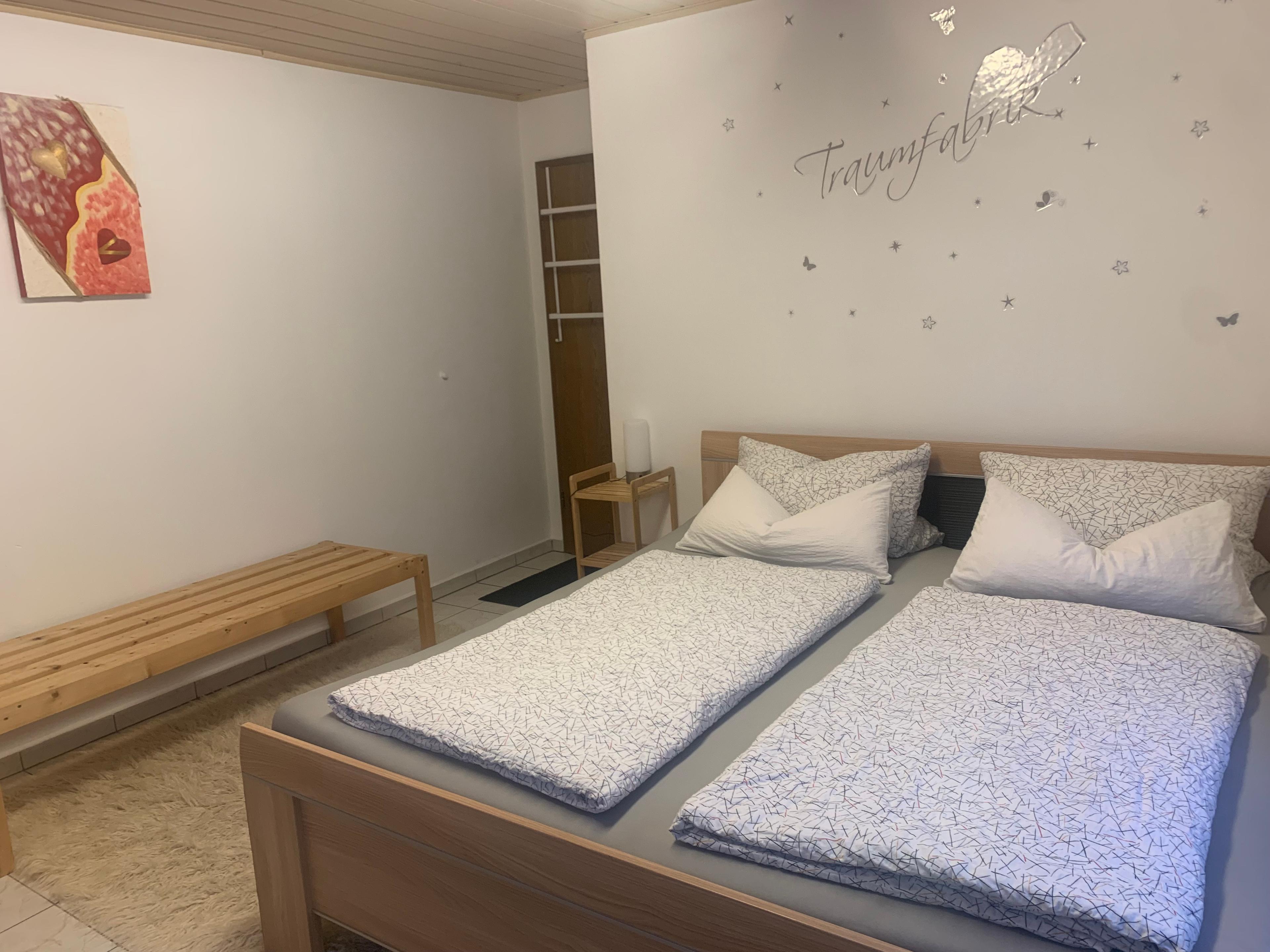 Zweites Schlafzimmer mit zwei Einzelbetten und Balkontür