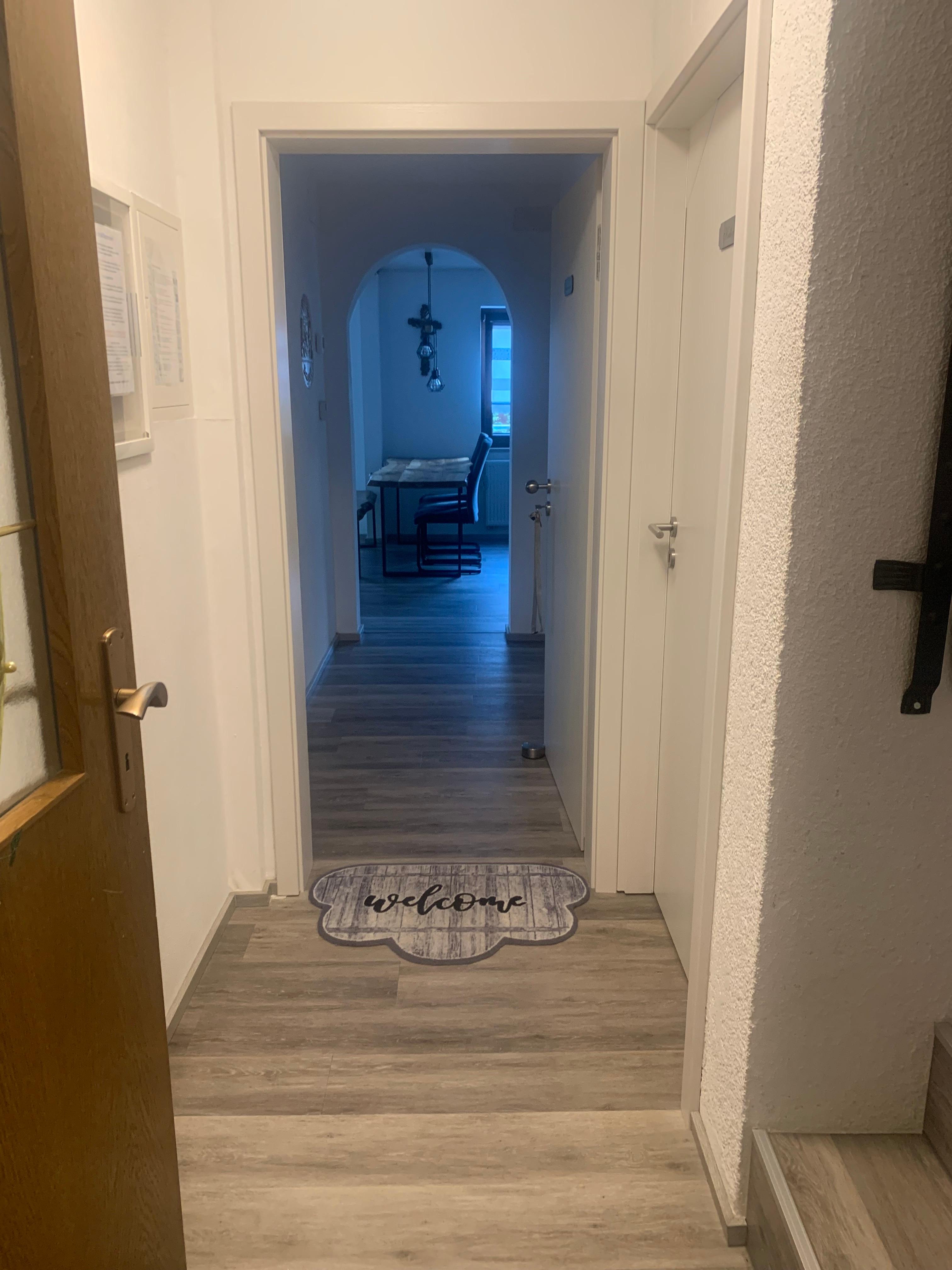 Glastür hinaus auf die Terrasse und in den Garten
