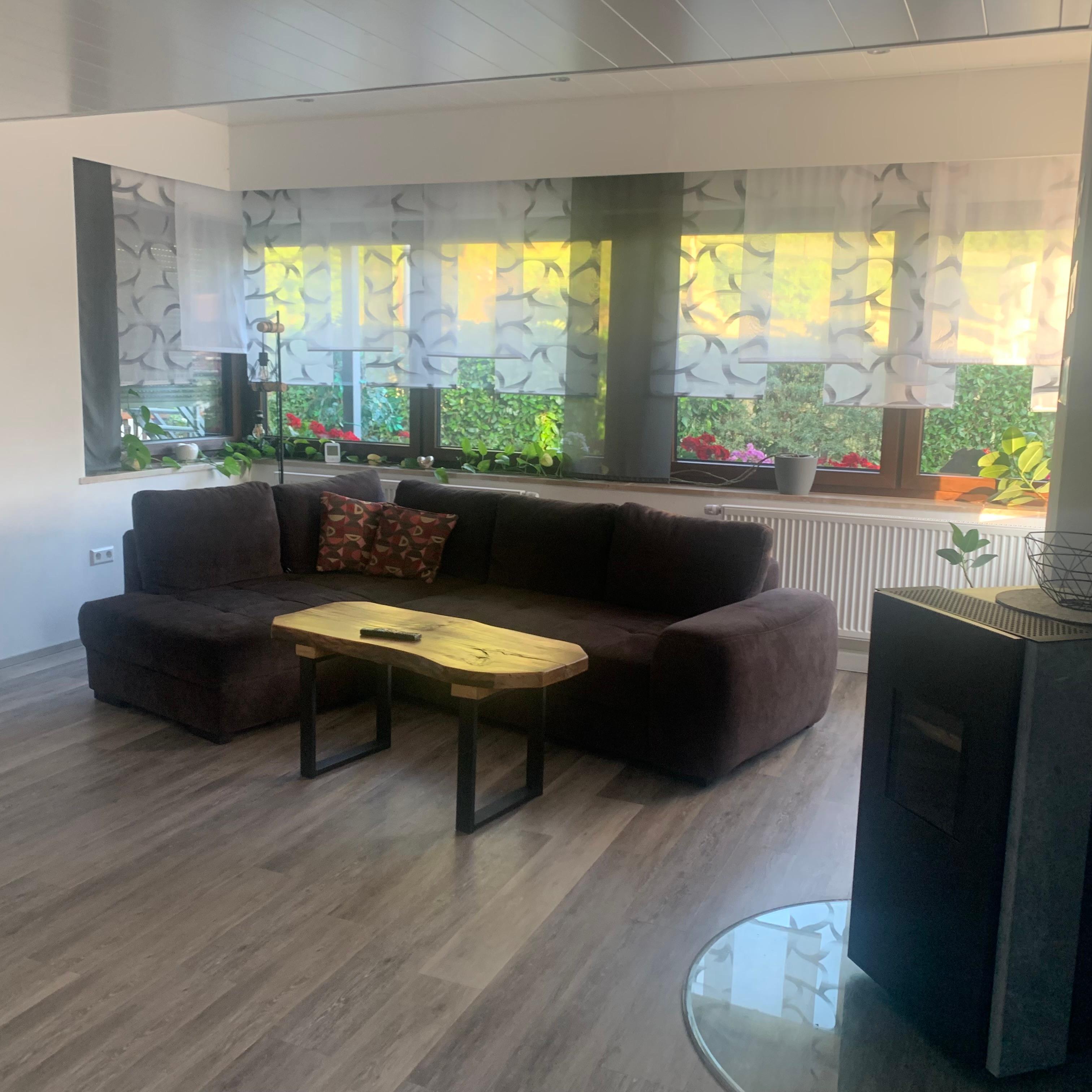 Wohnbereich mit zwei Sofas und Flachbildschirm in der Ferienwohnung Waldblick