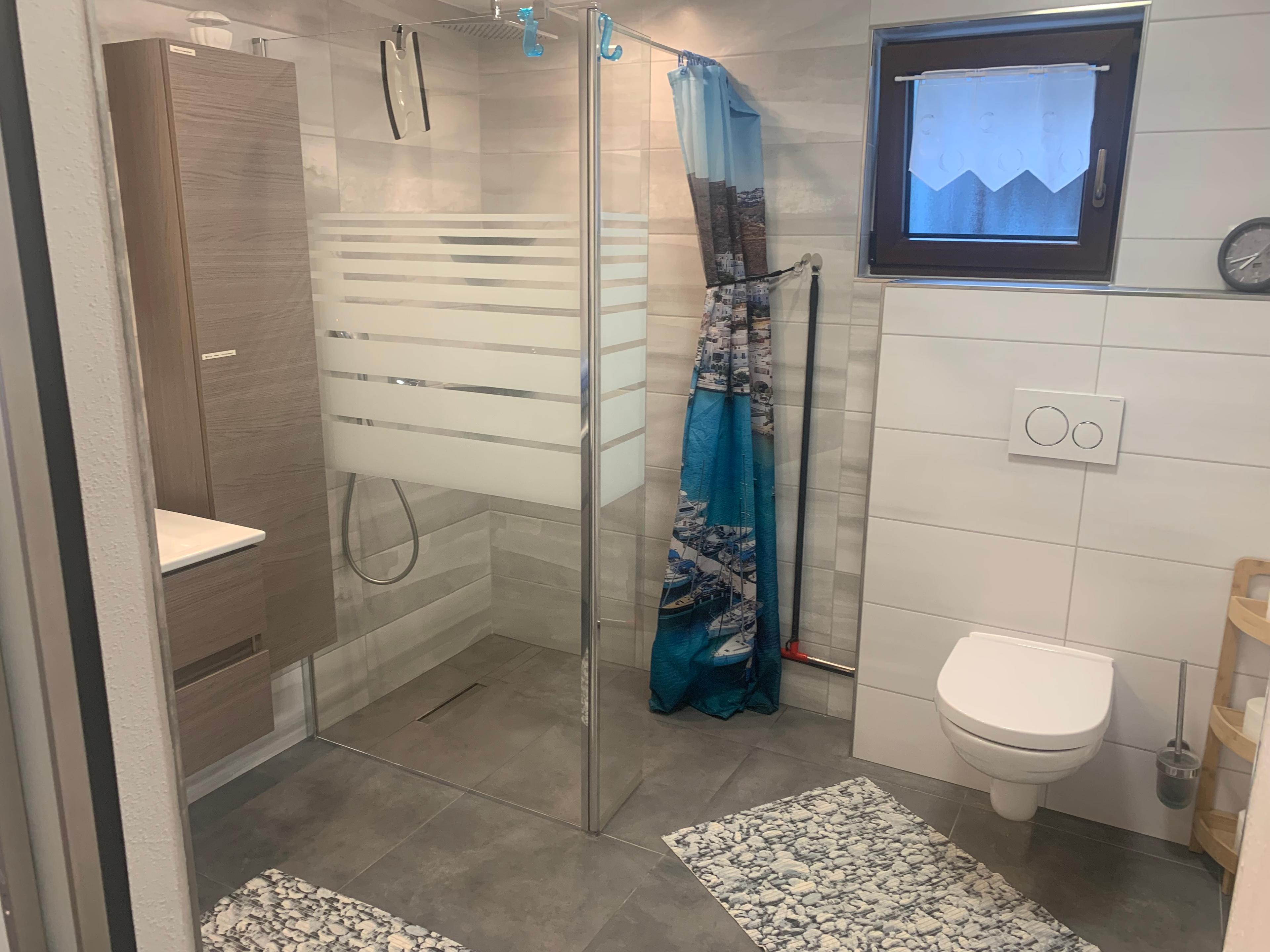 Neues Badezimmer mit ebenerdiger Dusche